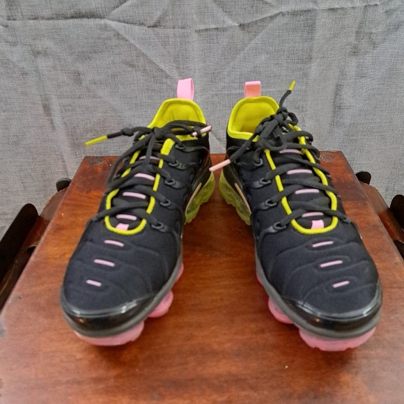 vapormax plus black pink rise
